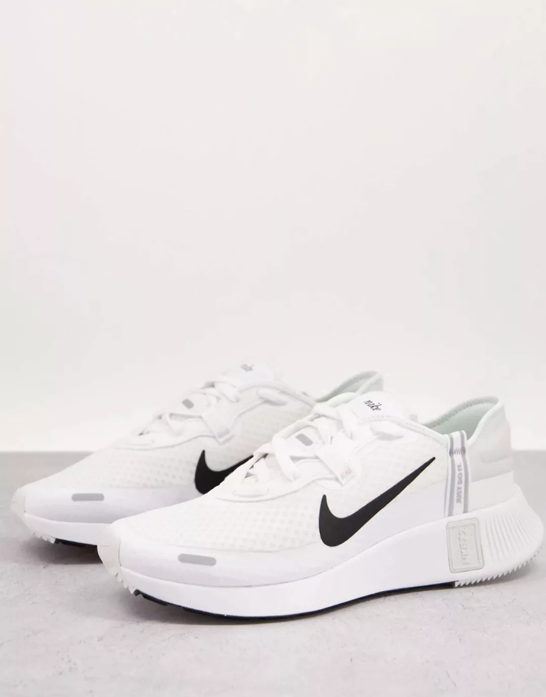 Nike – Reposto – Sneaker in Weiß und Schwarz günstig online kaufen