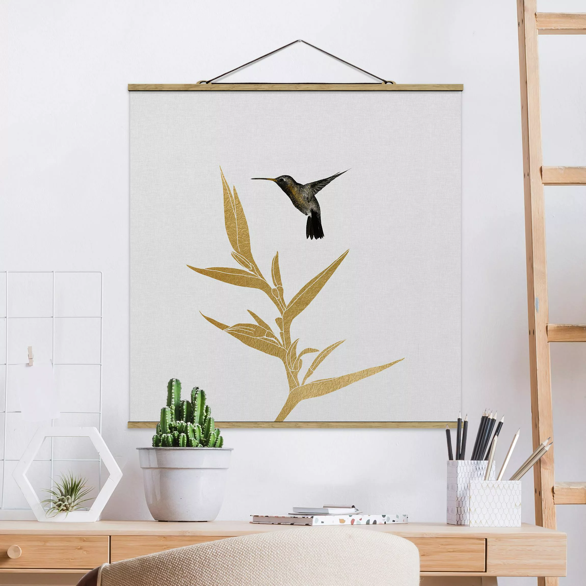 Stoffbild mit Posterleisten Kolibri und tropische goldene Blüte II günstig online kaufen