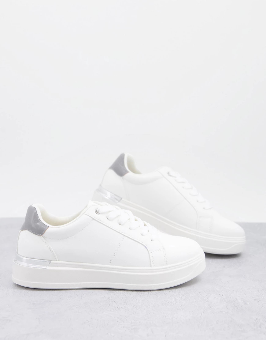 Schuh – Marilyn – Sneaker in Weiß mit Metallverzierung in Silber günstig online kaufen