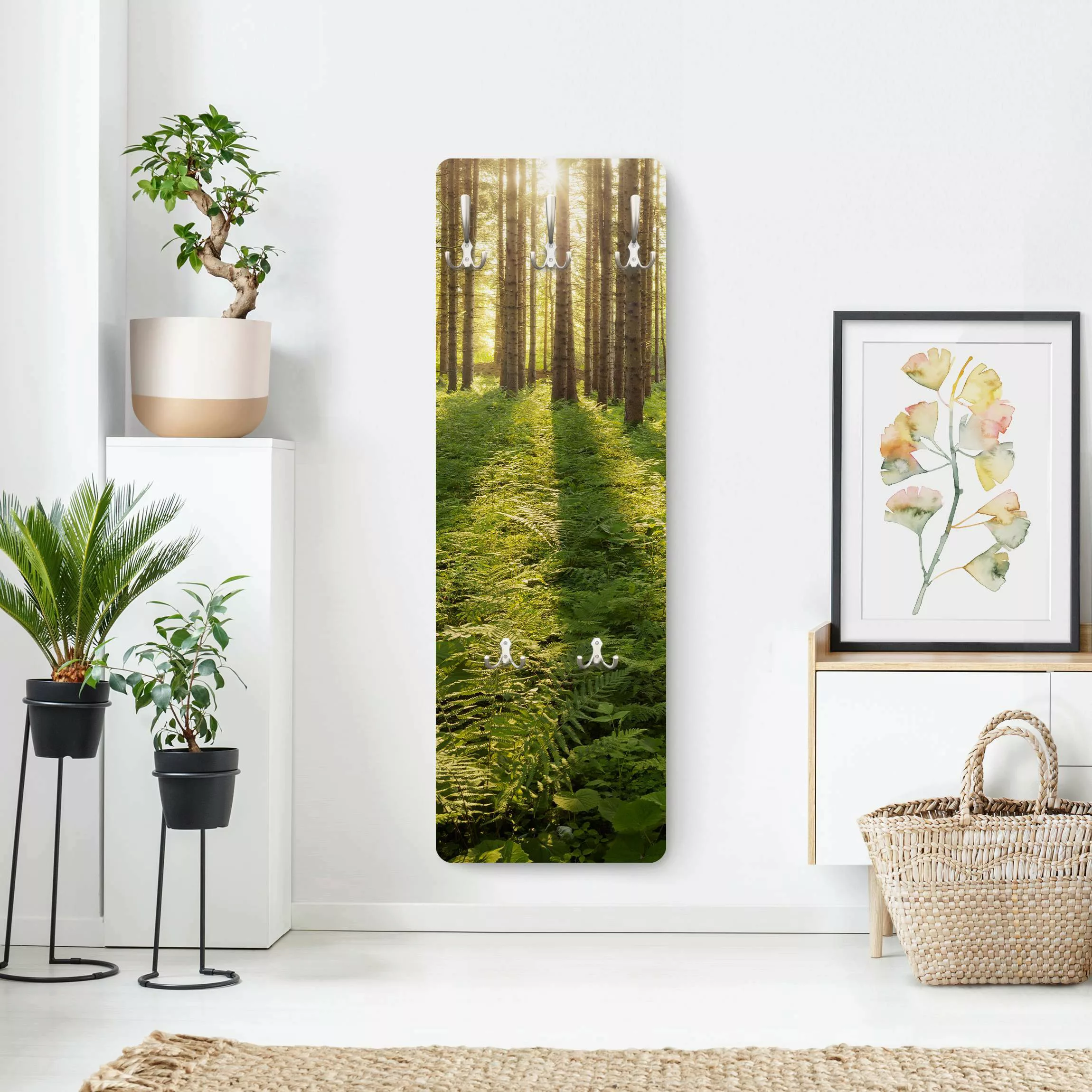 Wandgarderobe Holzpaneel Natur & Landschaft Sonnenstrahlen in grünem Wald günstig online kaufen