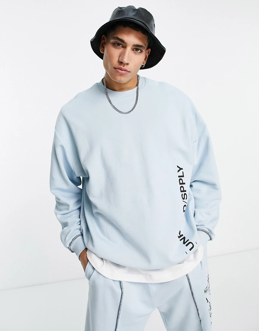 ASOS – Unrvlld Spply – Oversize-Sweatshirt in Hellblau mit Grafikprints günstig online kaufen