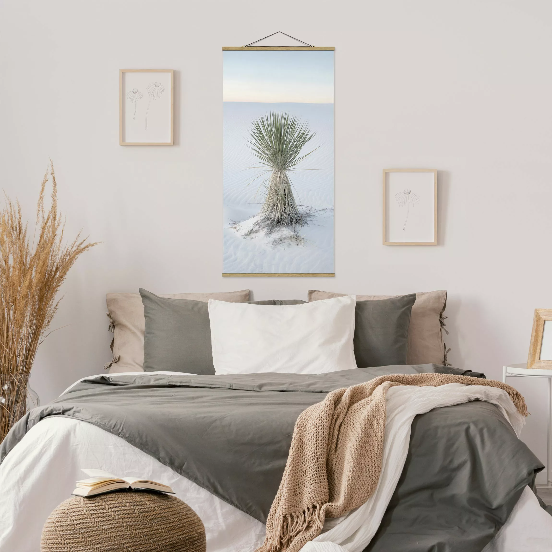 Stoffbild mit Posterleisten Yucca Palme in weißem Sand günstig online kaufen