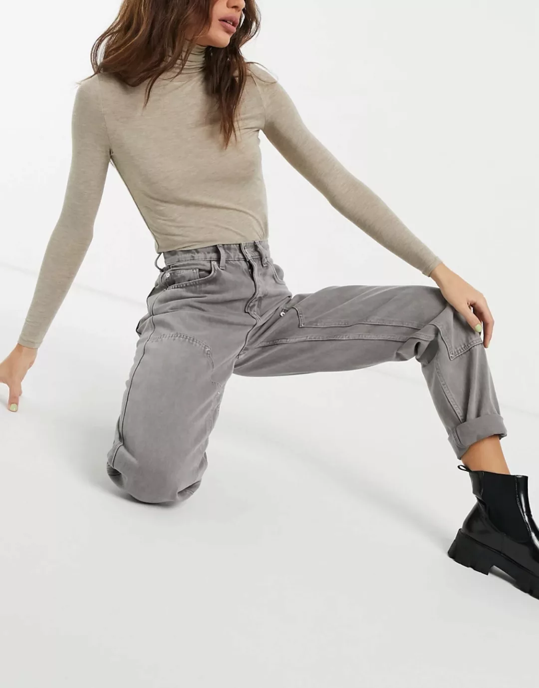 ASOS DESIGN – Hoch geschnittene Utility-Jeans mit aufgenähten Details in Gr günstig online kaufen