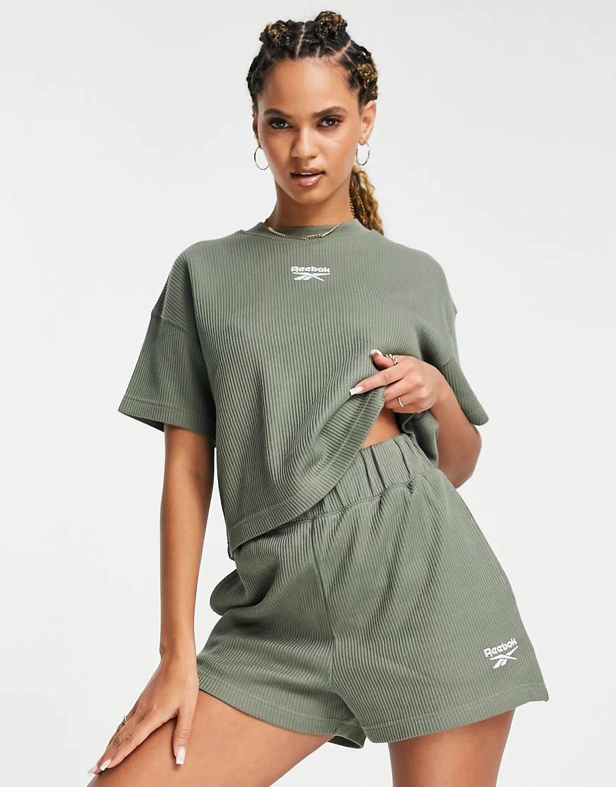 Reebok – T-Shirt in Olivgrün mit Waffelstruktur, exklusiv bei ASOS günstig online kaufen