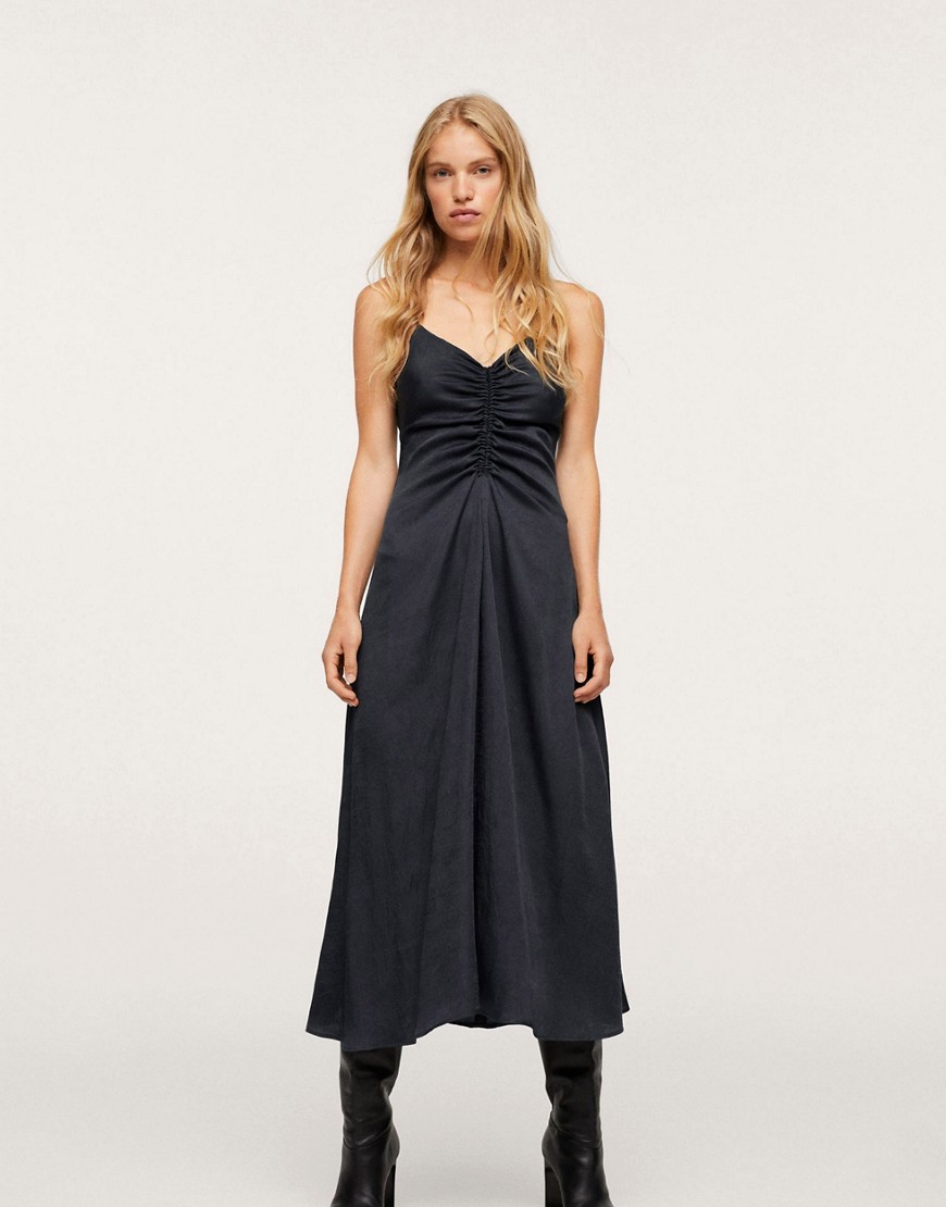 Mango – Trägerkleid aus Satin mit Raffung in Marineblau günstig online kaufen