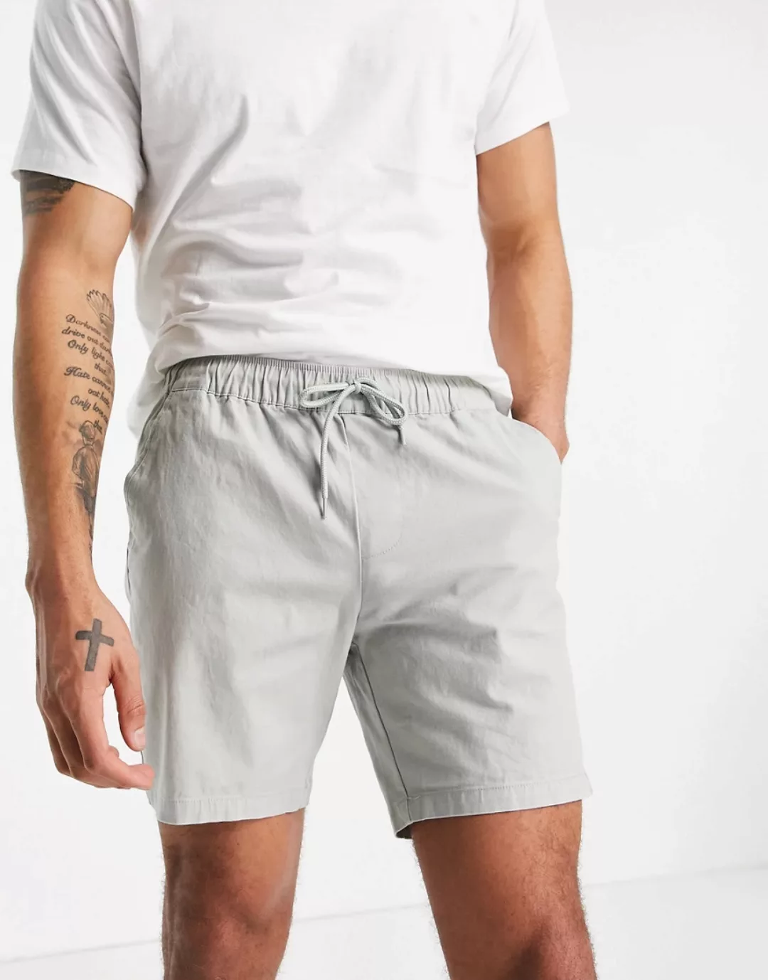 ASOS DESIGN – Schmale Chinoshorts in Hellgrau günstig online kaufen