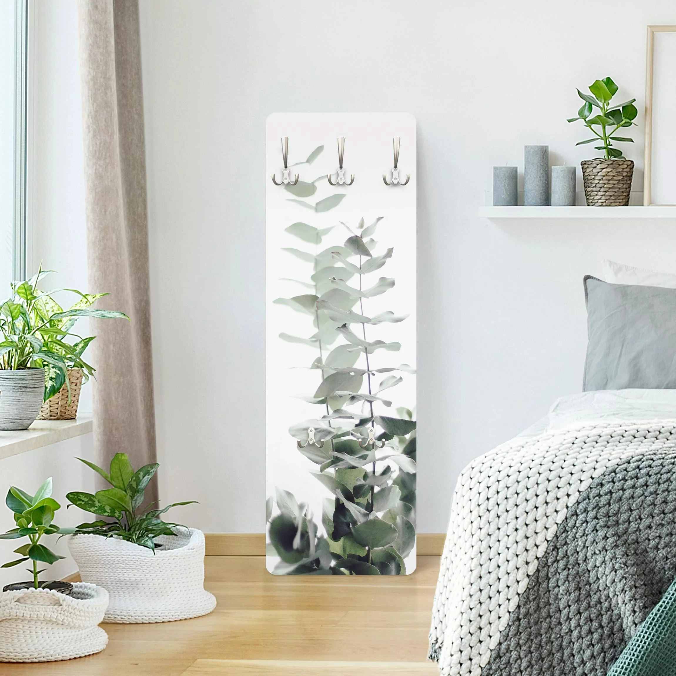 Wandgarderobe Holzpaneel Eukalyptus im Weißen Licht günstig online kaufen