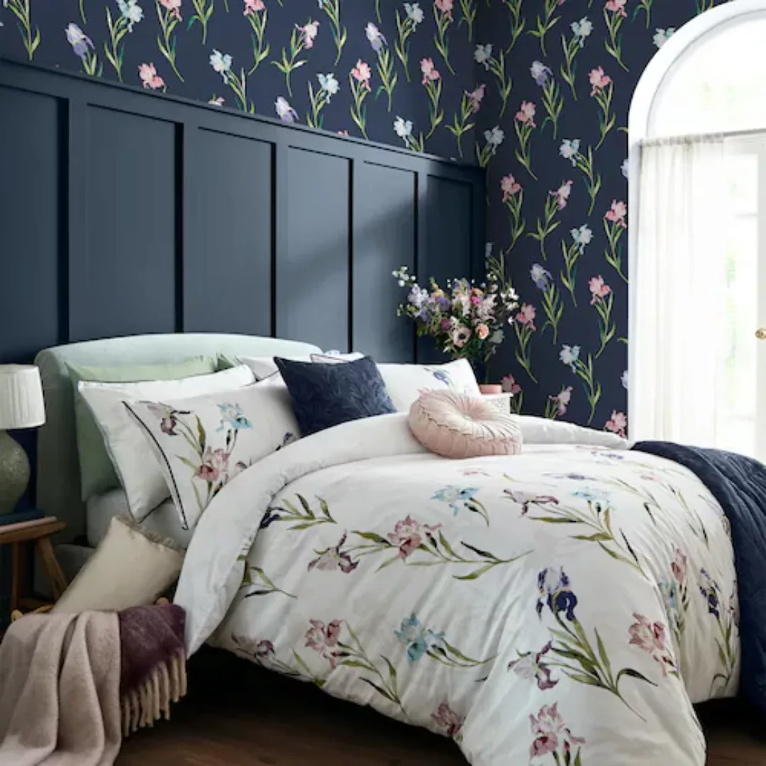 LAURA ASHLEY Vliestapete »Hawling Irises Midnight Seaspray«, geblümt, 10mx5 günstig online kaufen