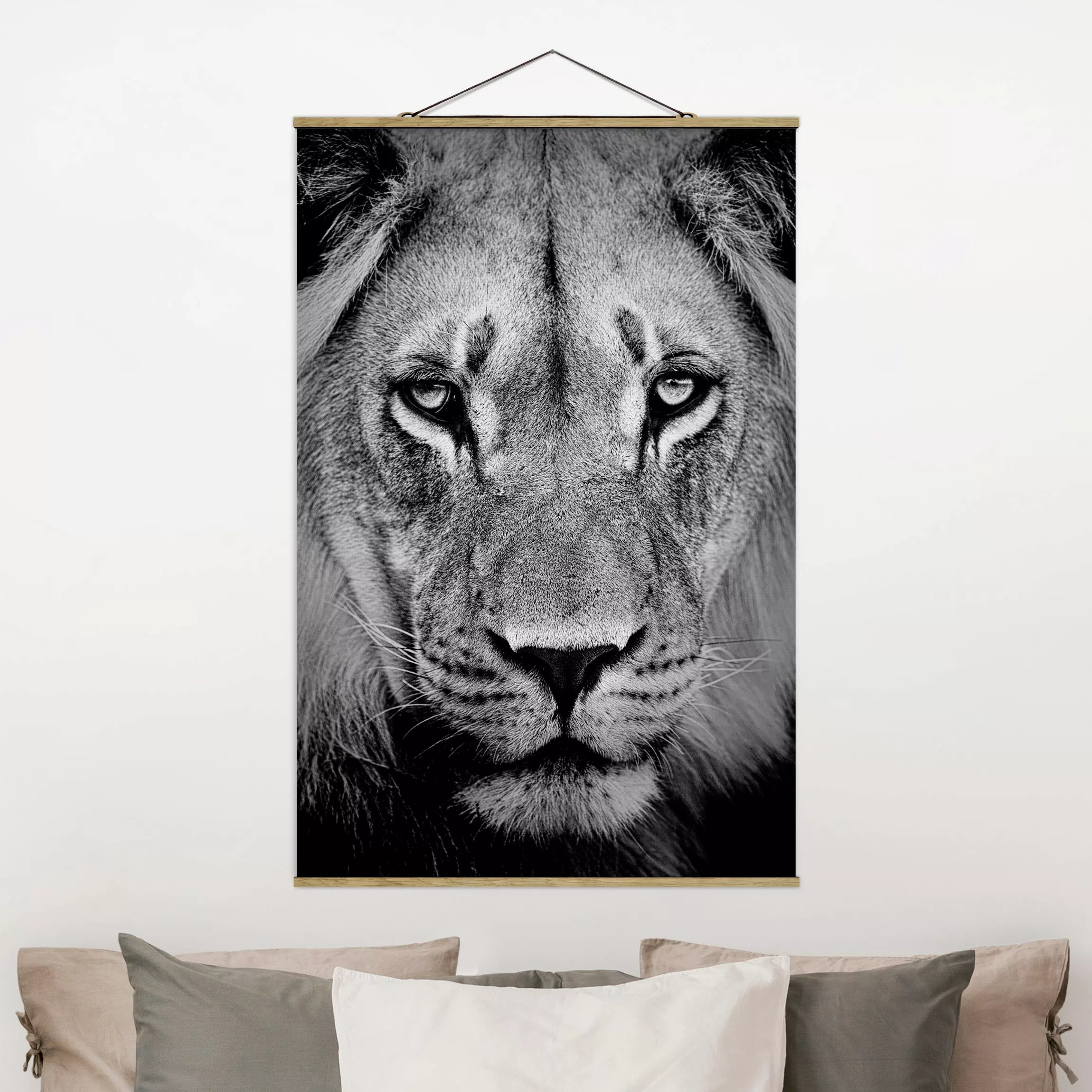 Stoffbild Tiere mit Posterleisten - Hochformat Alter Löwe günstig online kaufen