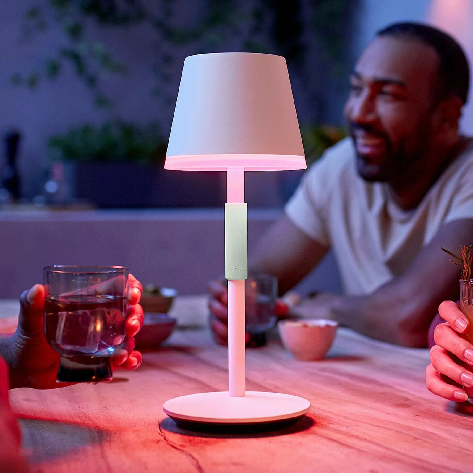 Philips Hue Go LED-Tischleuchte mit Schirm, weiß günstig online kaufen