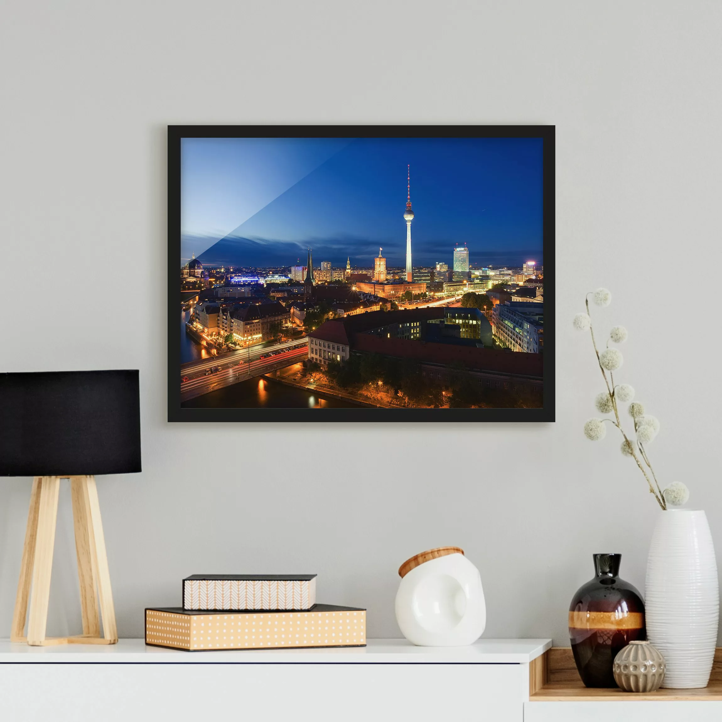 Bild mit Rahmen Architektur & Skyline - Querformat Fernsehturm bei Nacht günstig online kaufen