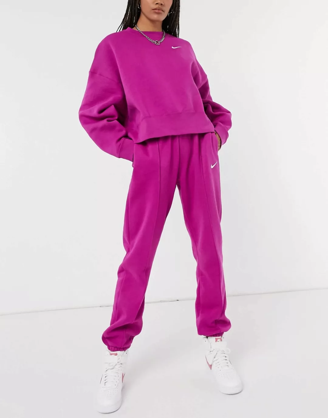 Nike – Oversize-Jogginghose mit kleinem Swoosh-Logo in Violett günstig online kaufen