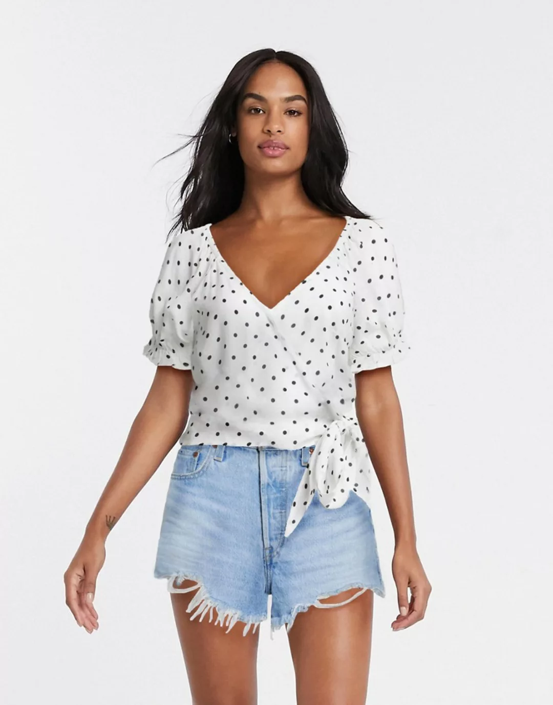 Miss Selfridge – Seitlich gebundene Bluse in Weiß mit Punktmuster günstig online kaufen