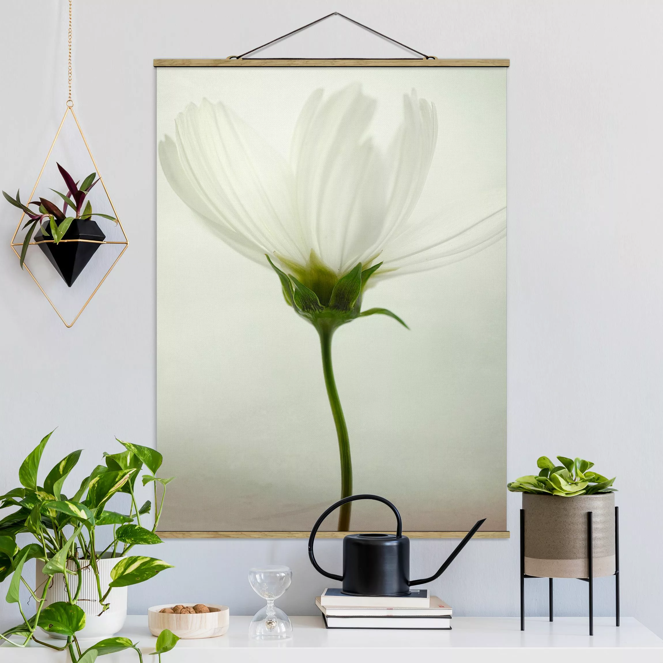 Stoffbild Blumen mit Posterleisten - Hochformat Weiße Cosmea günstig online kaufen