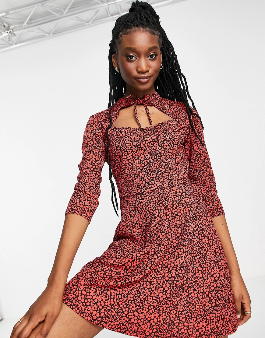 Miss Selfridge – Ausgestelltes Minikleid in Rot mit Animal-Print und Schnür günstig online kaufen