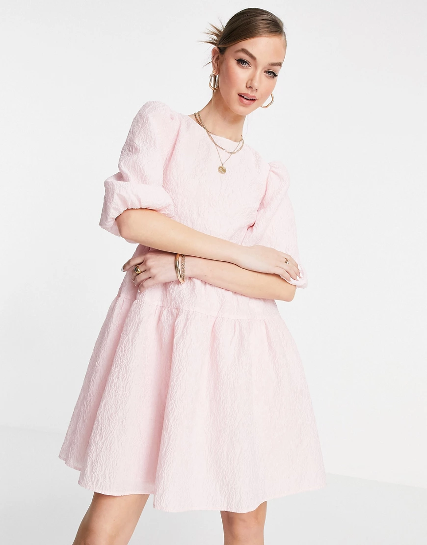 & Other Stories – Voluminöses Minikleid mit Rückenausschnitt in Rosa günstig online kaufen