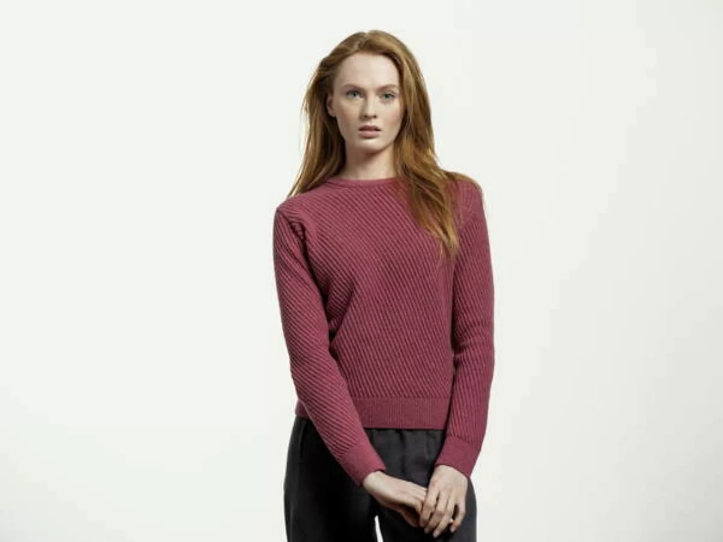 Circular Fashion Diagonal Sweater - Framboise - Verbundener Rundhalsausschn günstig online kaufen