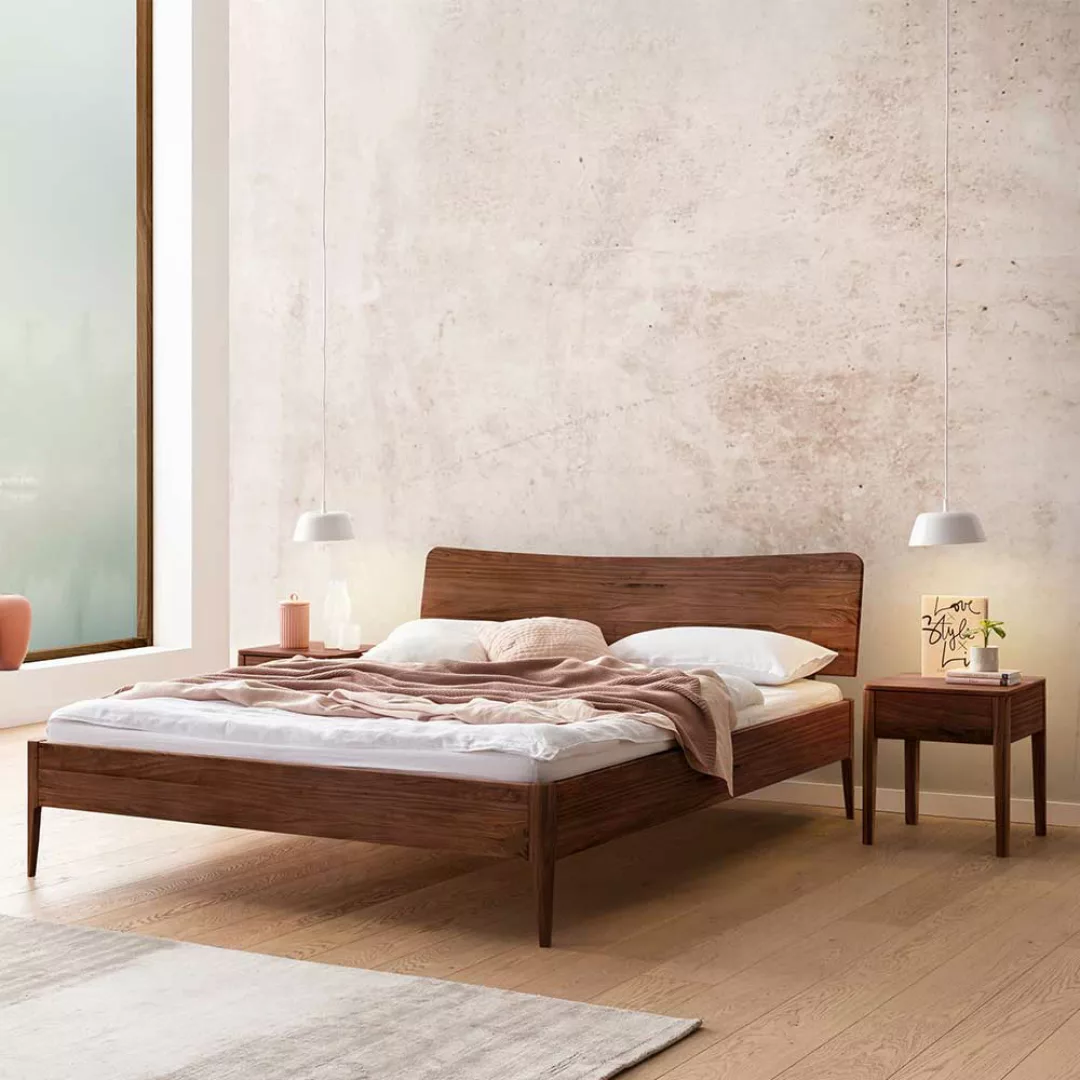 Nussbaum Massivholz Doppelbett in modernem Design 38 cm Einstiegshöhe günstig online kaufen