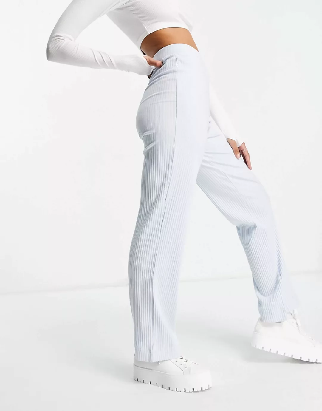 Monki – Clara – Gerippte Hose mit weitem Bein aus Bio-Baumwollmix in Blassb günstig online kaufen