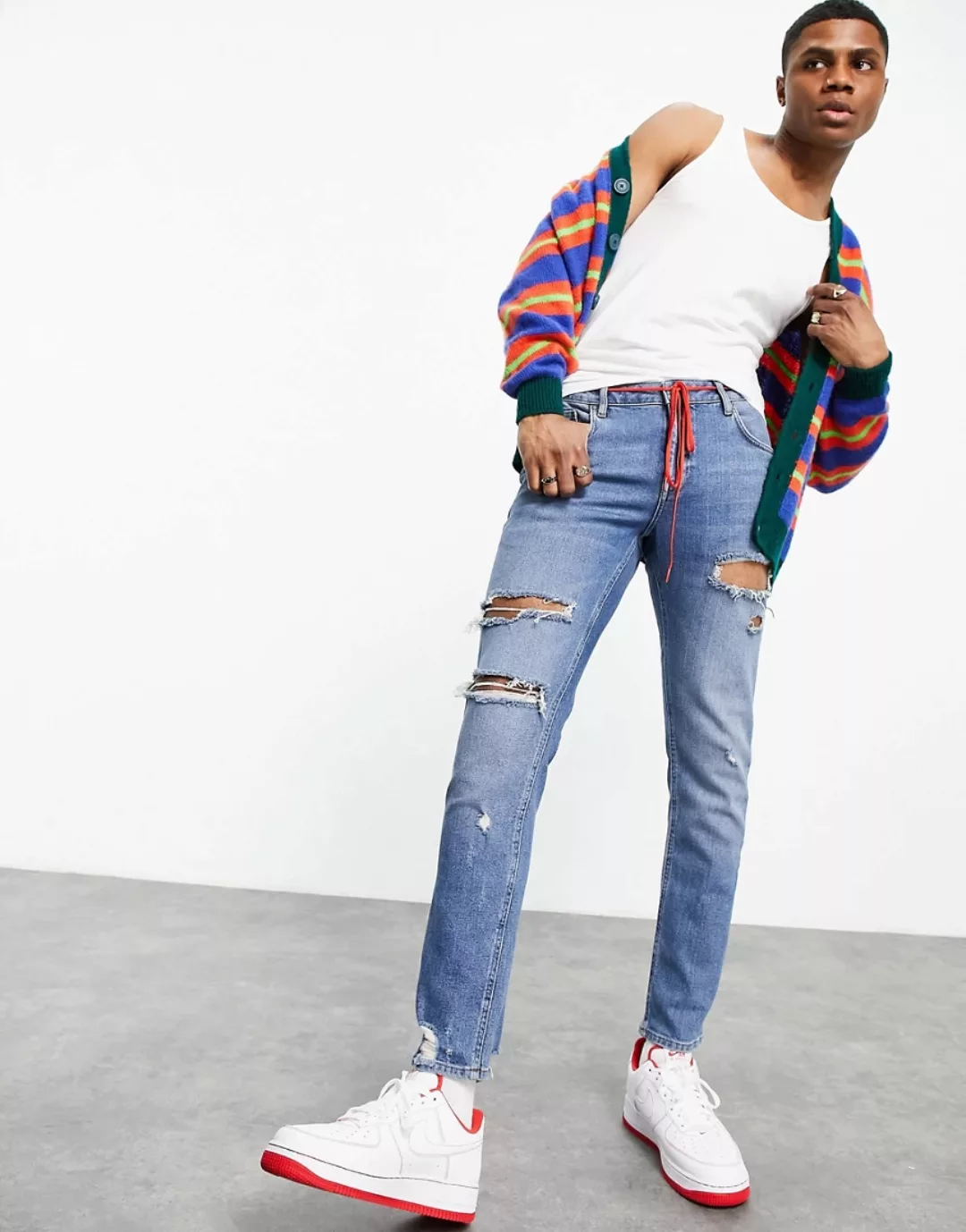 ASOS DESIGN – Schmale Stretch-Jeans mit großen Rissen in verwaschenem Mitte günstig online kaufen