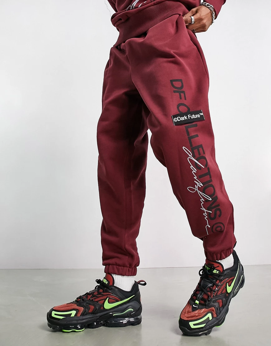 ASOS Dark Future – Oversize-Jogginghose in Burgunderrot mit mehreren Logos günstig online kaufen