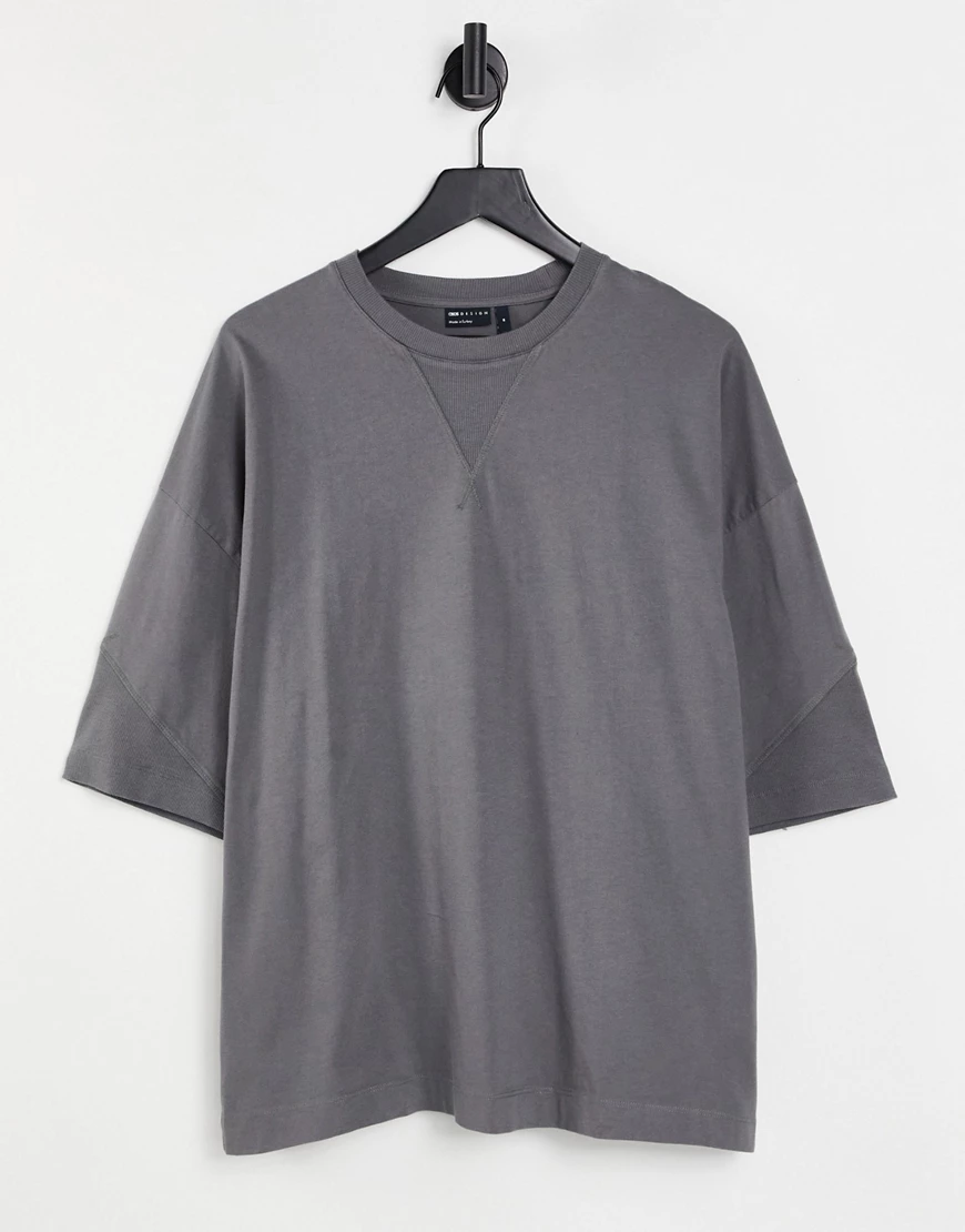 ASOS DESIGN – Schweres Oversize-T-Shirt in verwaschenem Schwarz mit Dreieck günstig online kaufen