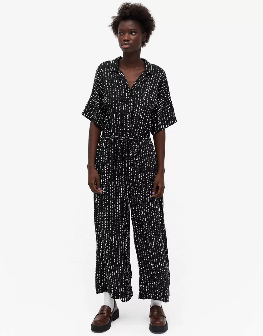 Monki – Kalolo – Kurzärmliger Jumpsuit in Schwarz und Beige-Neutral günstig online kaufen