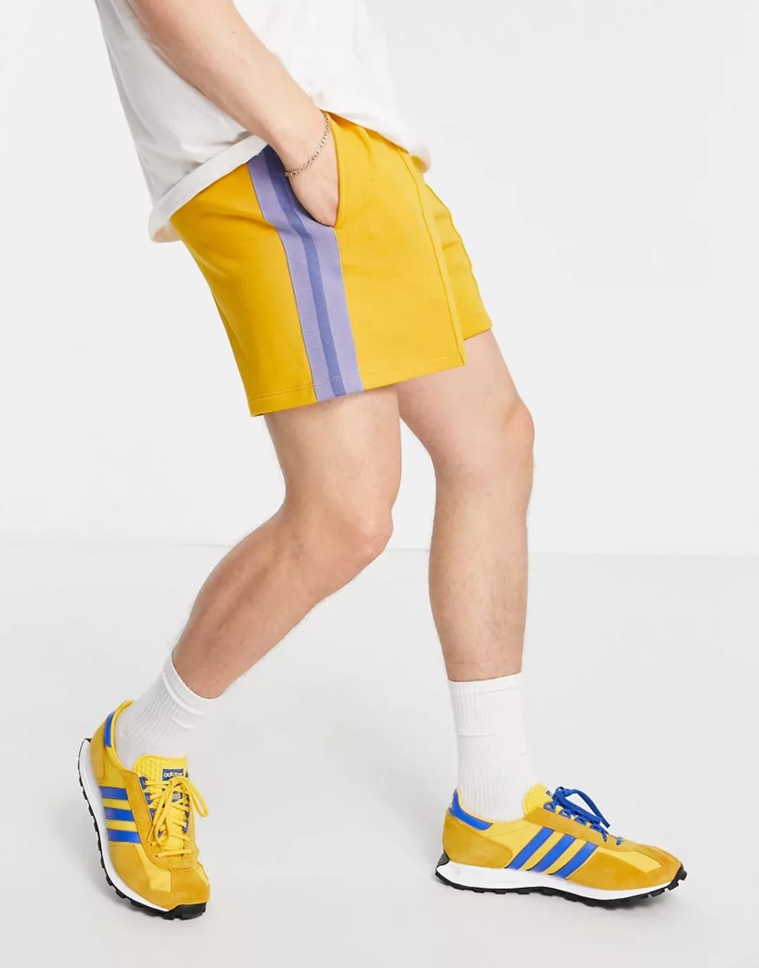 ASOS DESIGN – Oversize-Shorts aus Jersey in Senfgelb mit Biesen und Seitens günstig online kaufen