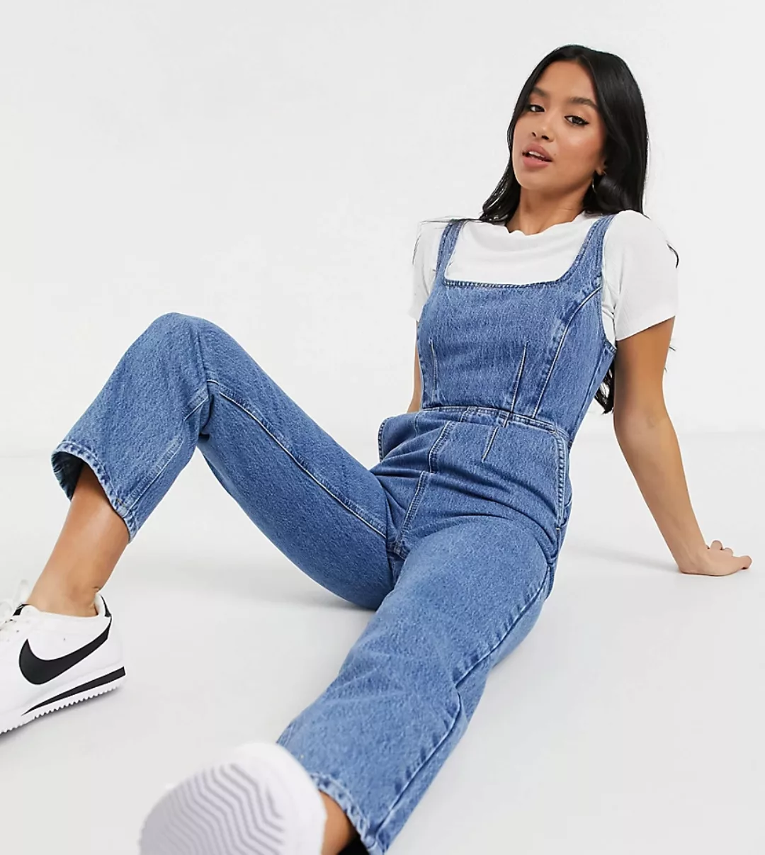 ASOS DESIGN Petite – Figurbetonter Jeans-Jumpsuit mit eckigem Ausschnitt in günstig online kaufen