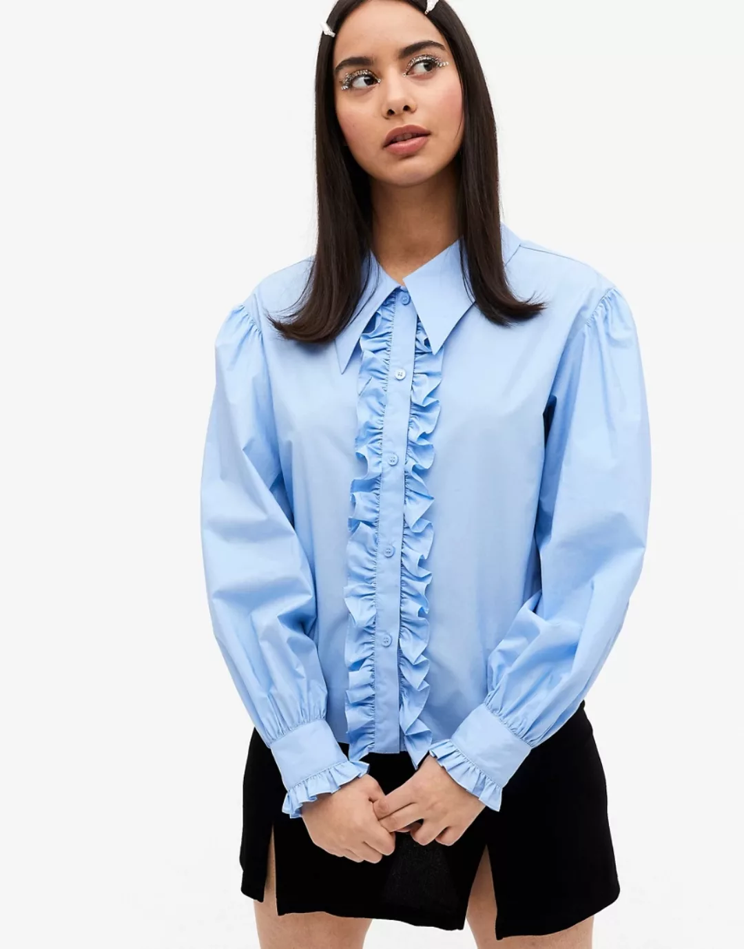 Monki – Camina – Smokinghemd aus Baumwolle mit Rüschendetail vorn in Blau günstig online kaufen