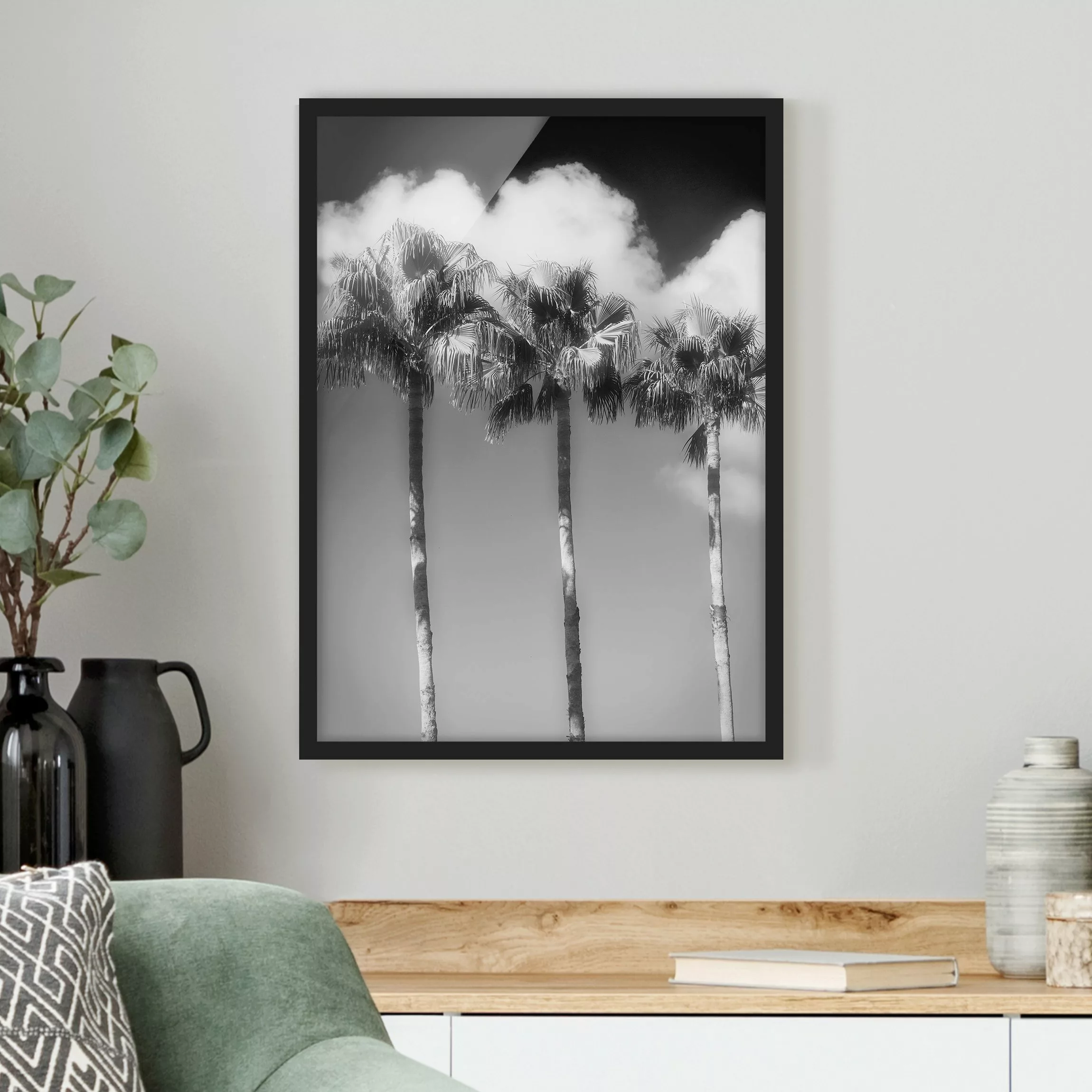 Bild mit Rahmen Natur & Landschaft - Hochformat Palmen vor Himmel Schwarz-W günstig online kaufen