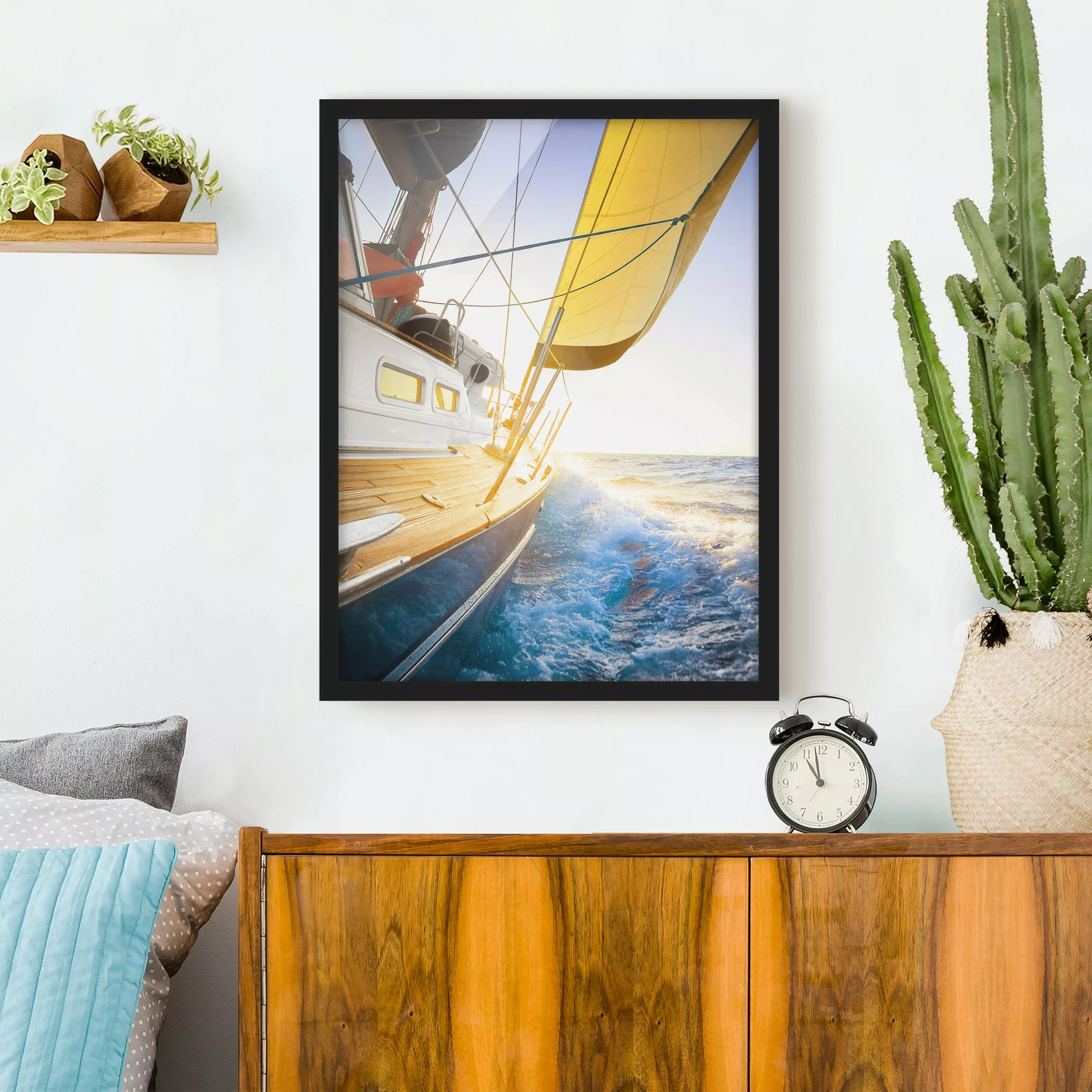 Bild mit Rahmen Strand - Hochformat Segelboot auf blauem Meer bei Sonnensch günstig online kaufen
