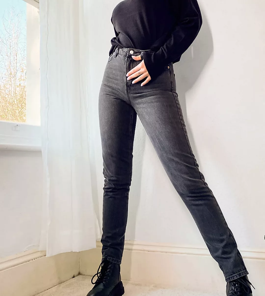 Topshop Tall – Mom-Jeans in verwaschenem Schwarz günstig online kaufen
