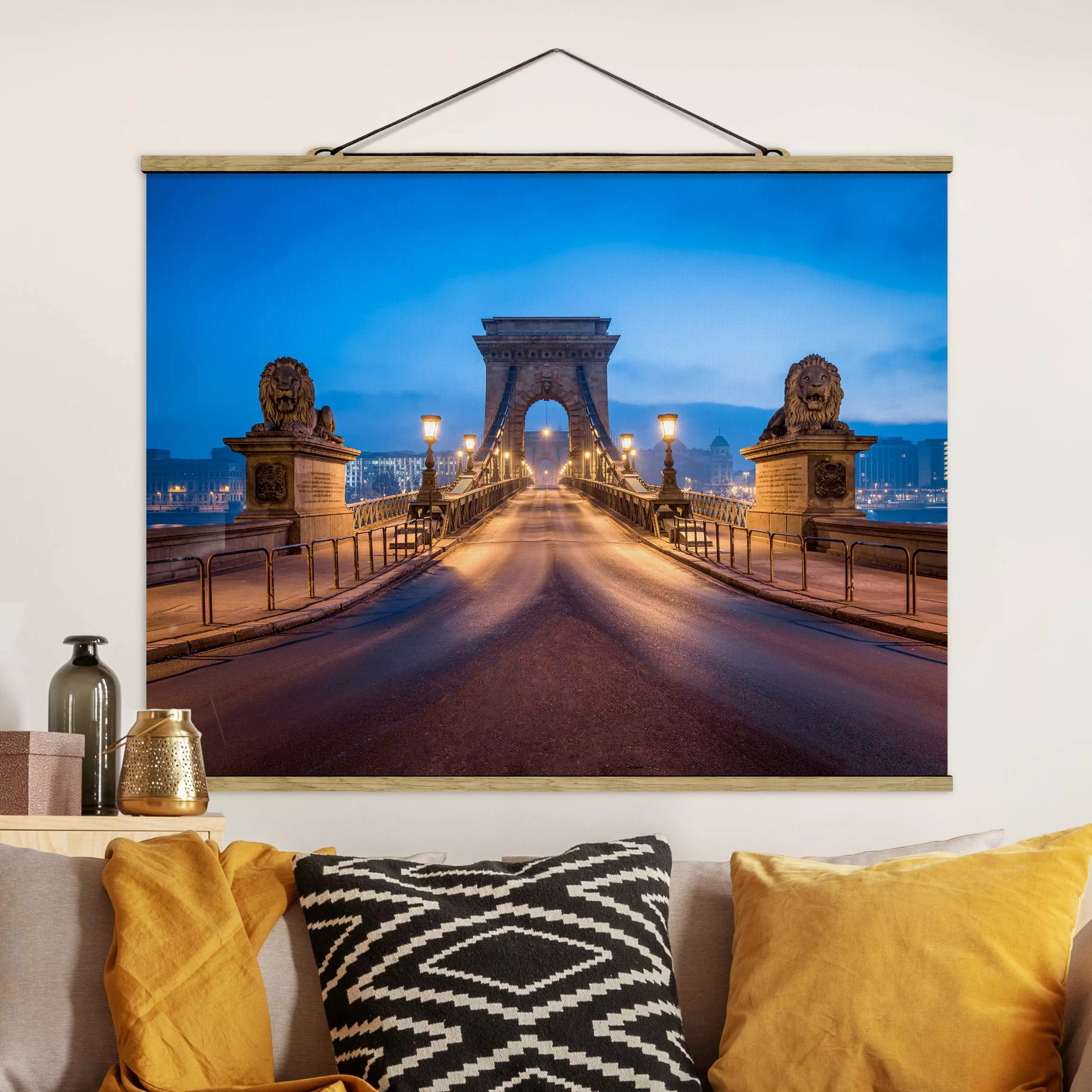 Stoffbild mit Posterleisten Kettenbrücke in Budapest bei Nacht günstig online kaufen