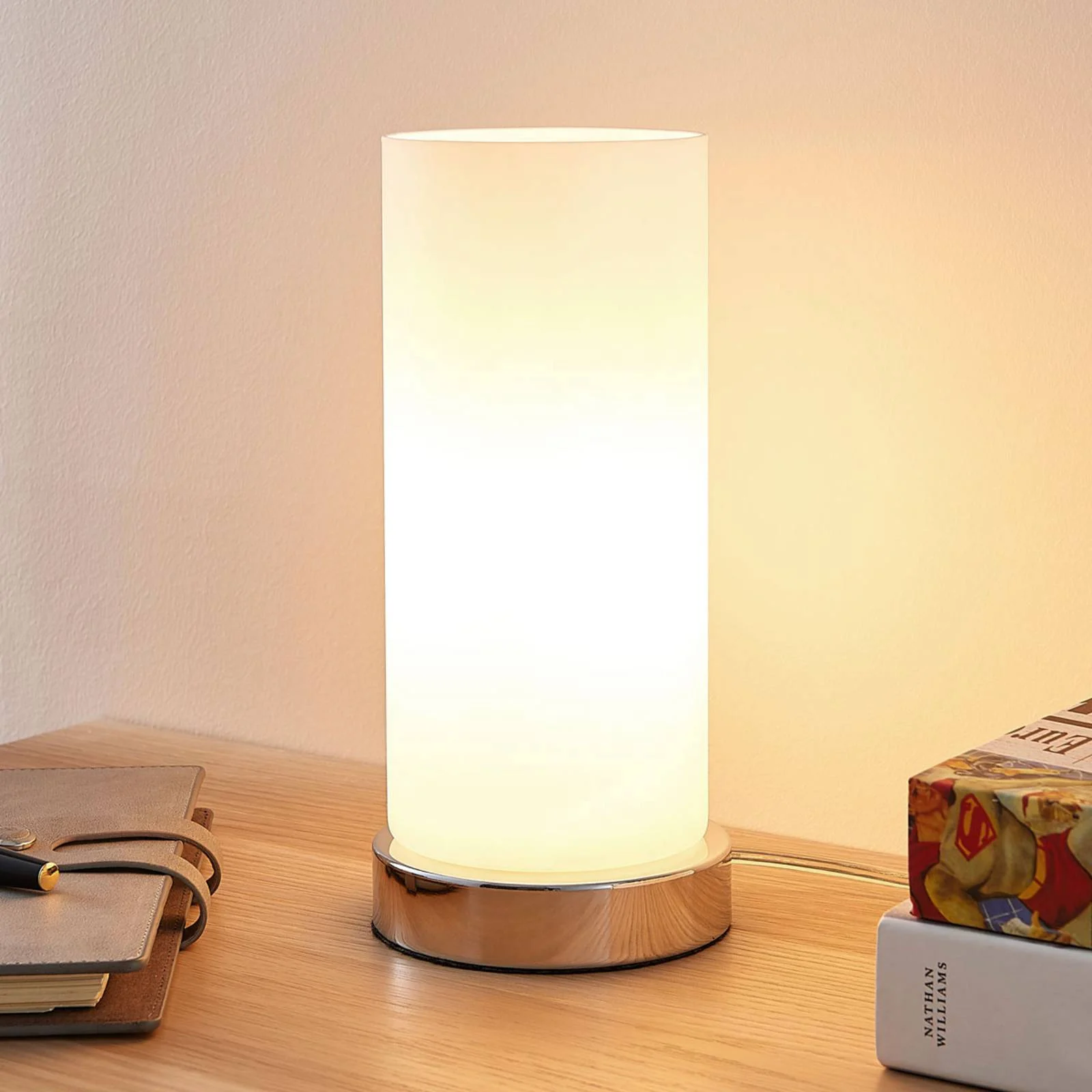 Zylindrische Glastischlampe Elianna mit Chromfuß günstig online kaufen