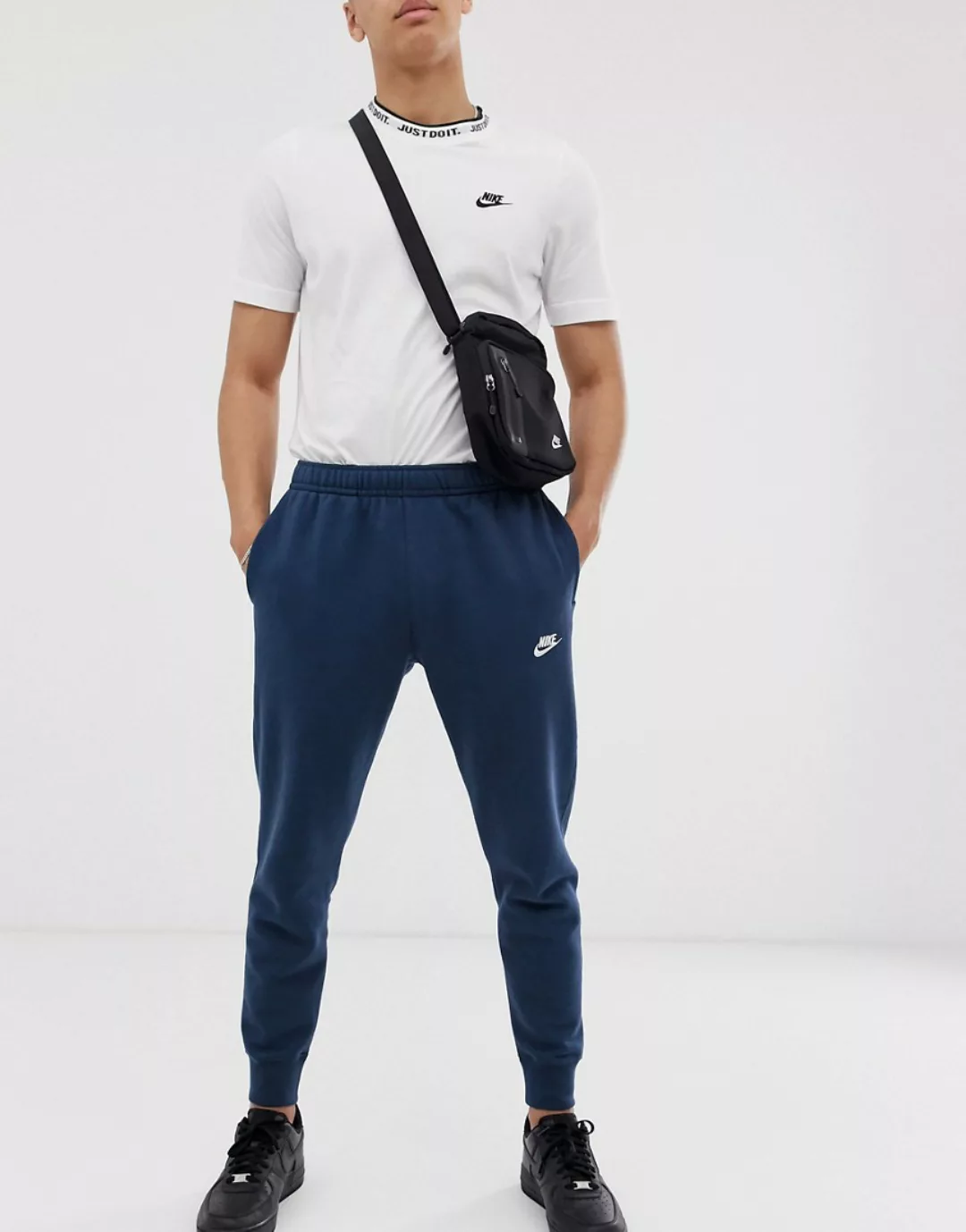 Nike – Club – Jogginghose mit engen Bündchen in Marine-Navy günstig online kaufen