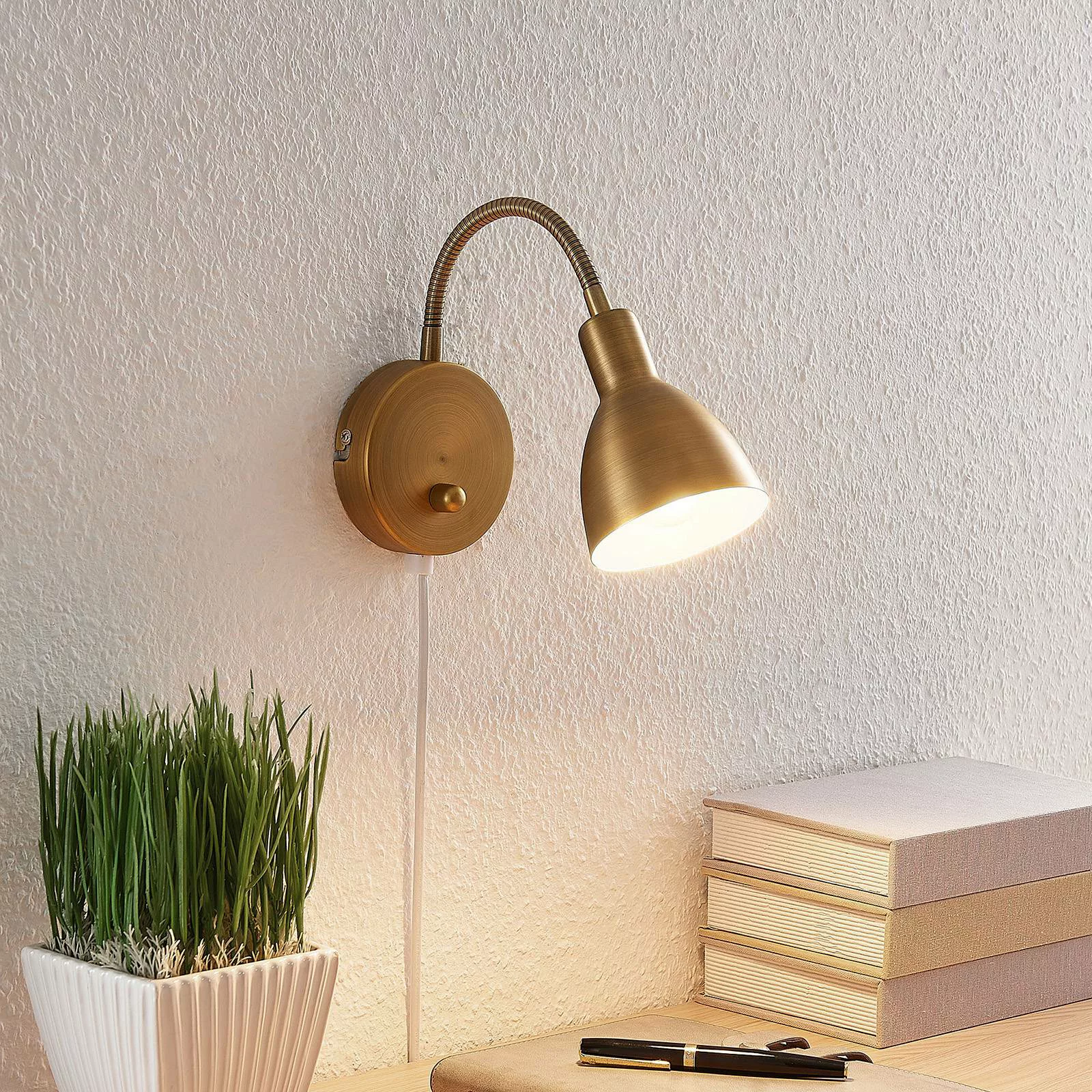 Lindby Wandlampe Amrei, altmessing, 42 cm, Stecker, dimmbar günstig online kaufen