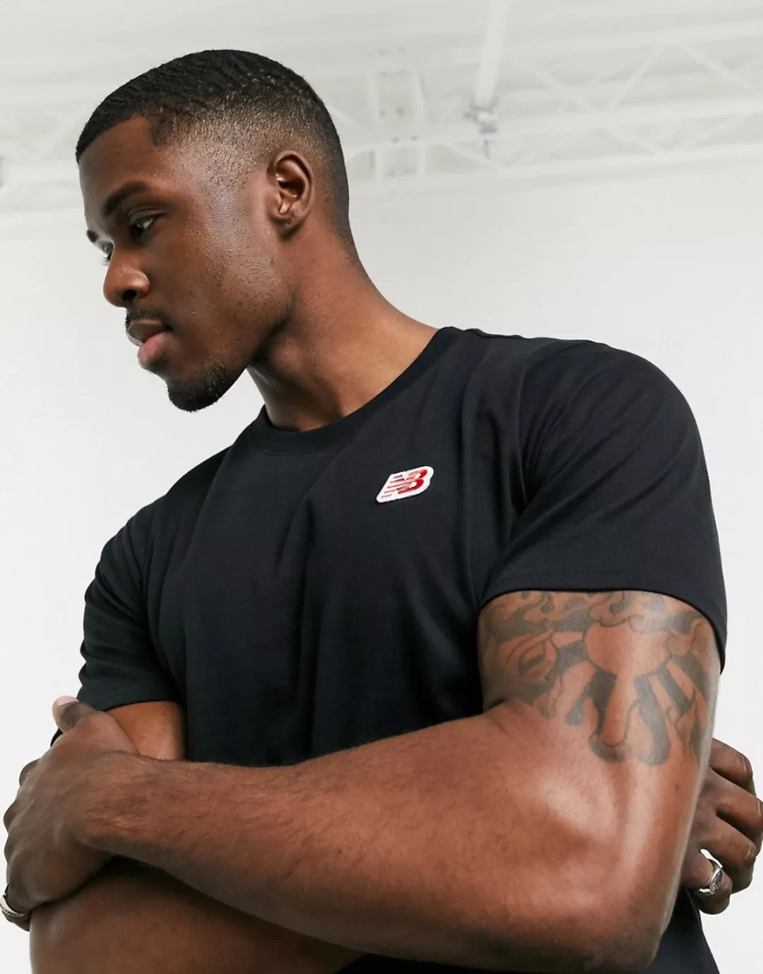 New Balance – Schwarzes T-Shirt mit kleinem Logo günstig online kaufen