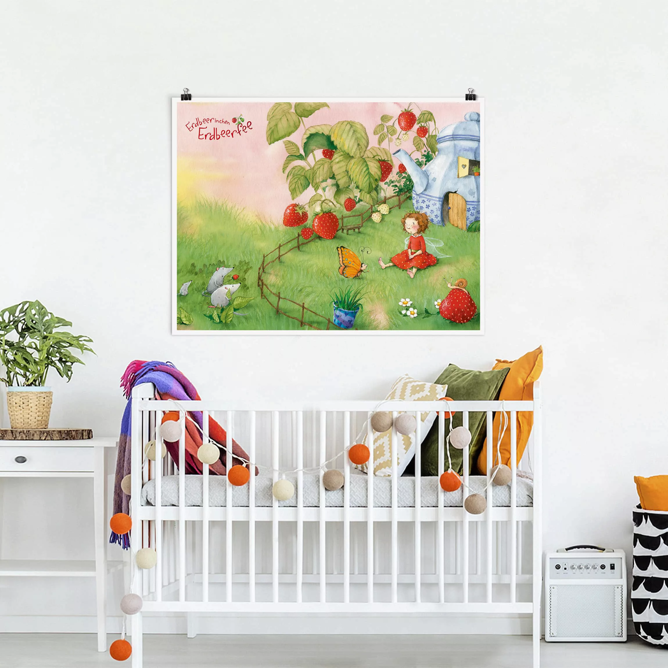Poster Kinderzimmer - Querformat Erdbeerinchen Erdbeerfee - Im Garten günstig online kaufen