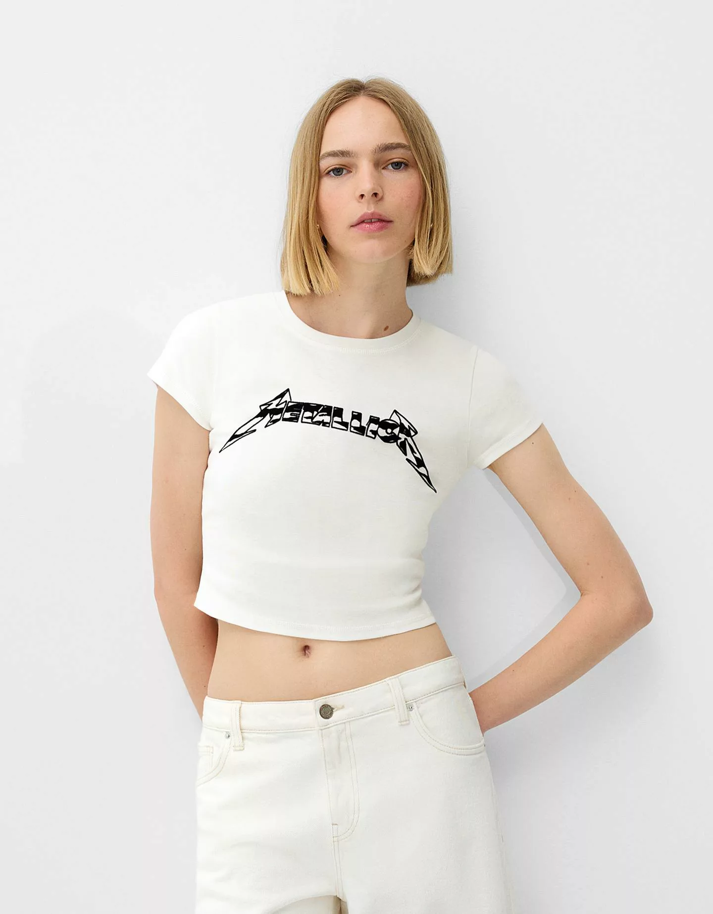 Bershka Körpernah Geschnittenes Metallica-T-Shirt Mit Kurzem Arm Damen Xs G günstig online kaufen