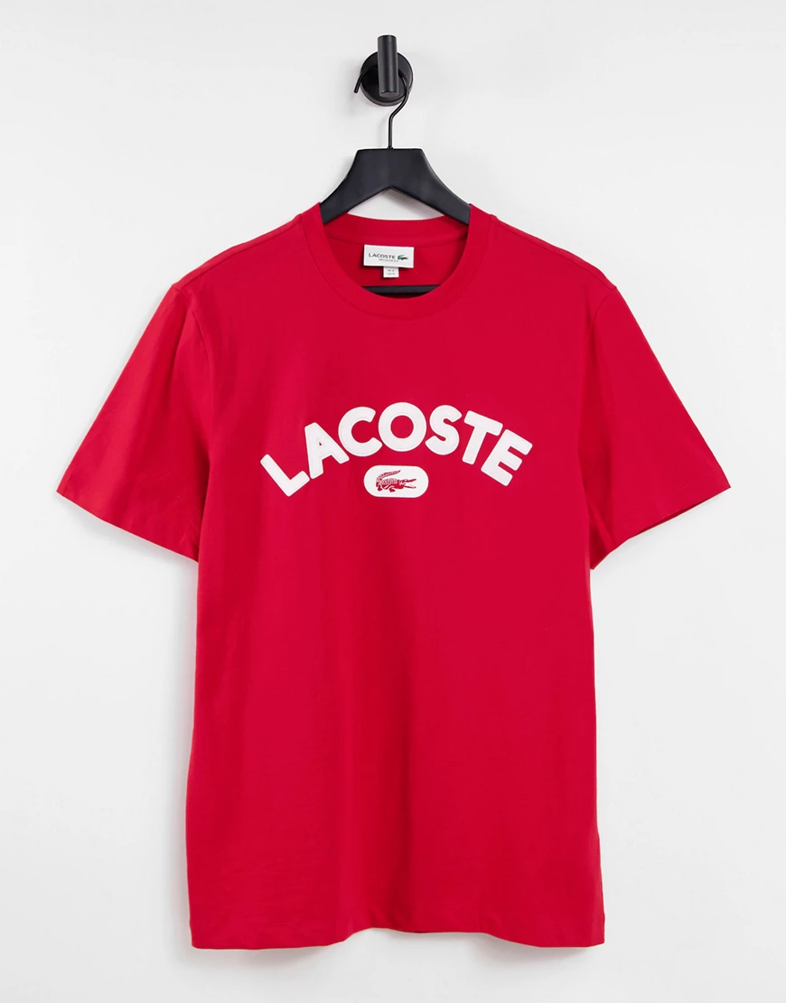 Lacoste – T-Shirt in Rot mit bogenförmigem, auffälligem Logo günstig online kaufen