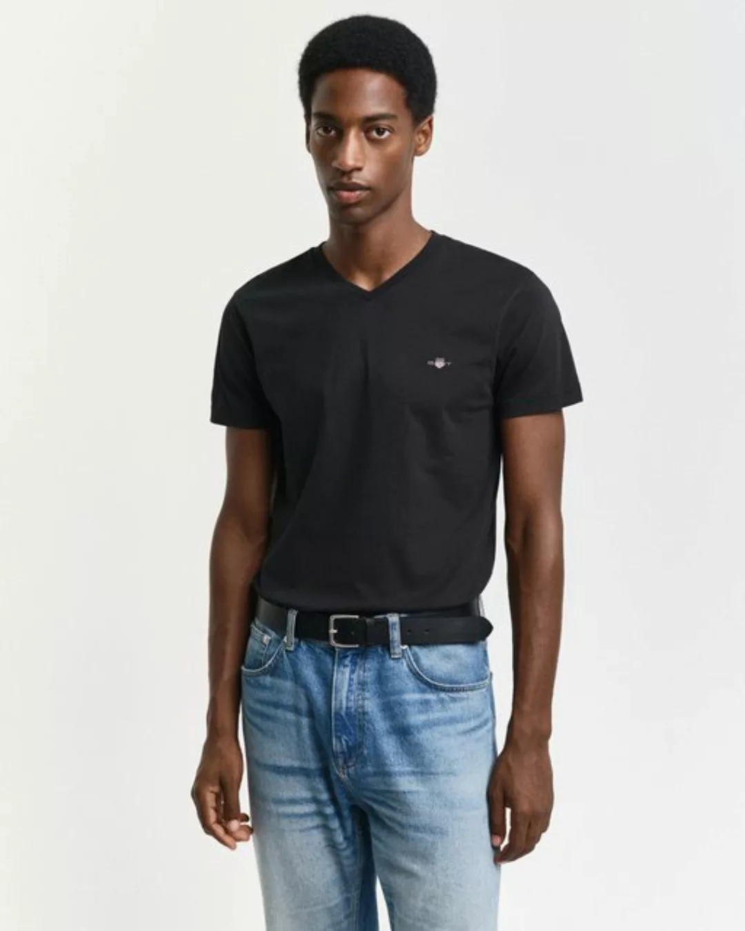 Gant T-Shirt SLIM SHIELD V-NECK T-SHIRT mit einer kleinen Logostickerei auf günstig online kaufen