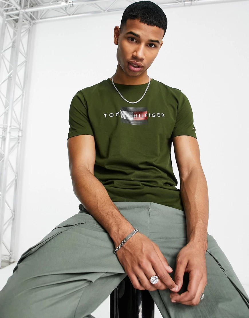 Tommy Hilfiger – T-Shirt in Grün mit liniertem Flaggenlogo günstig online kaufen