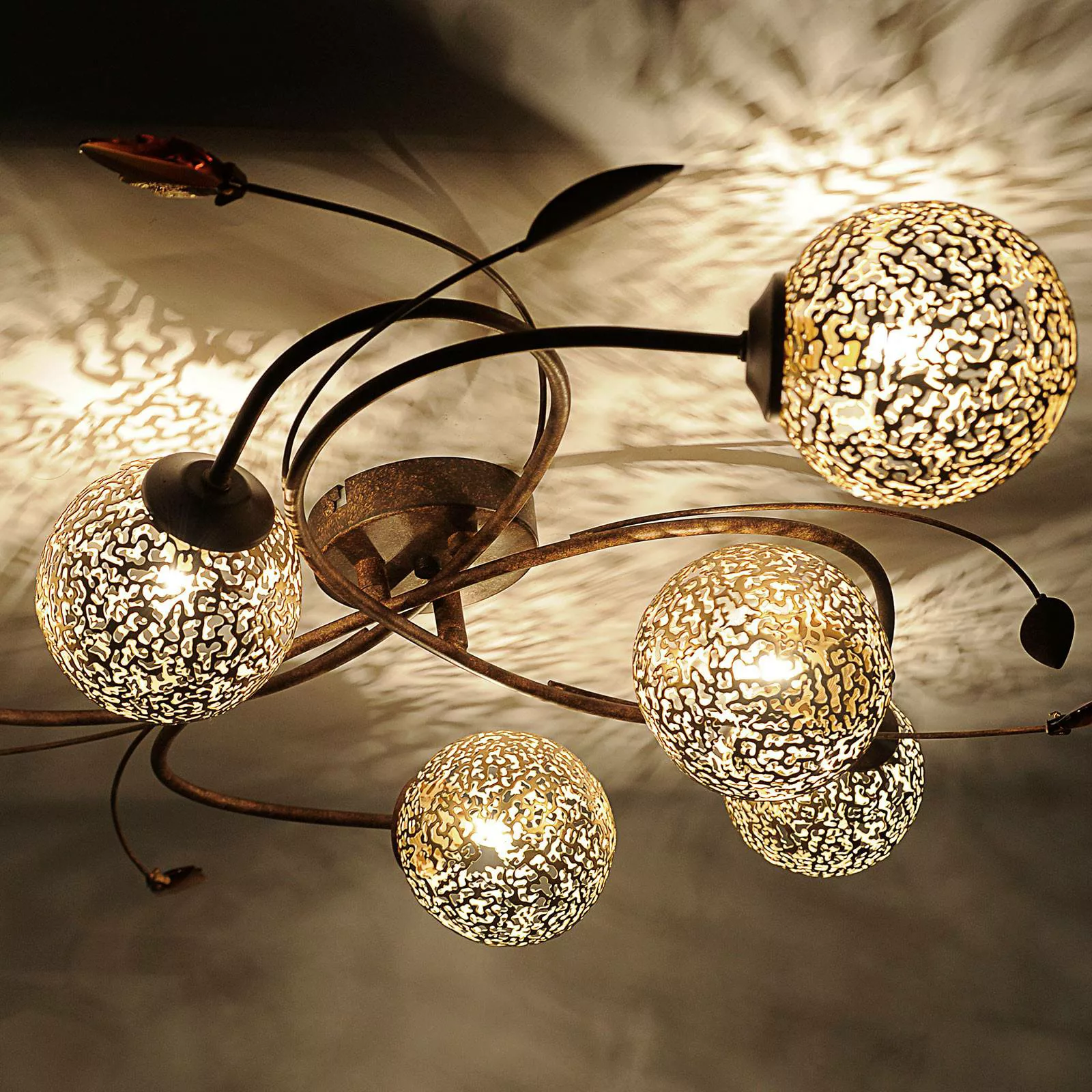 Deckenlampe Greta in floraler Gestaltung, 6-fl. günstig online kaufen