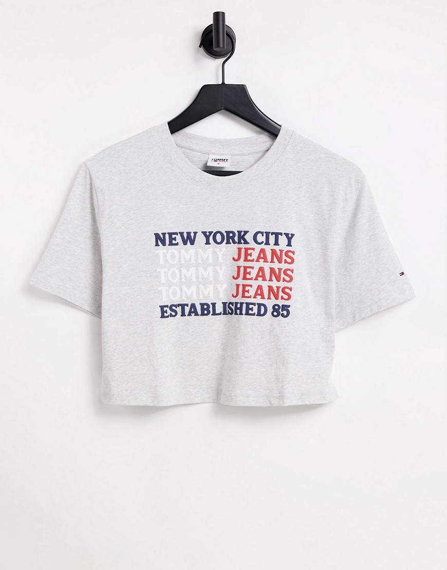 Tommy Jeans – Kurz geschnittenes T-Shirt in Grau mit NYC-Logo günstig online kaufen