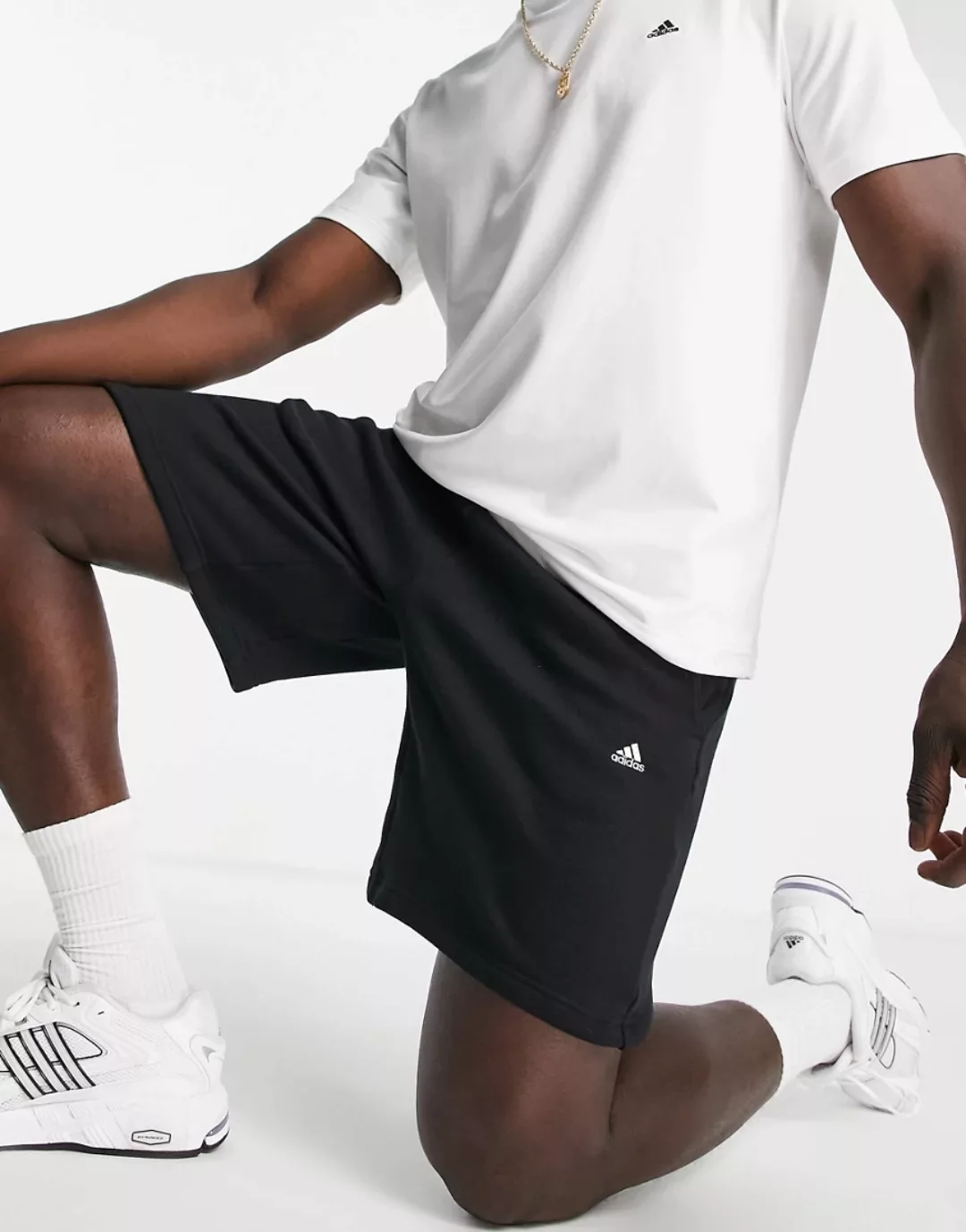 adidas – Training – Lounge-Shorts mit kleinem Logo in Schwarz günstig online kaufen