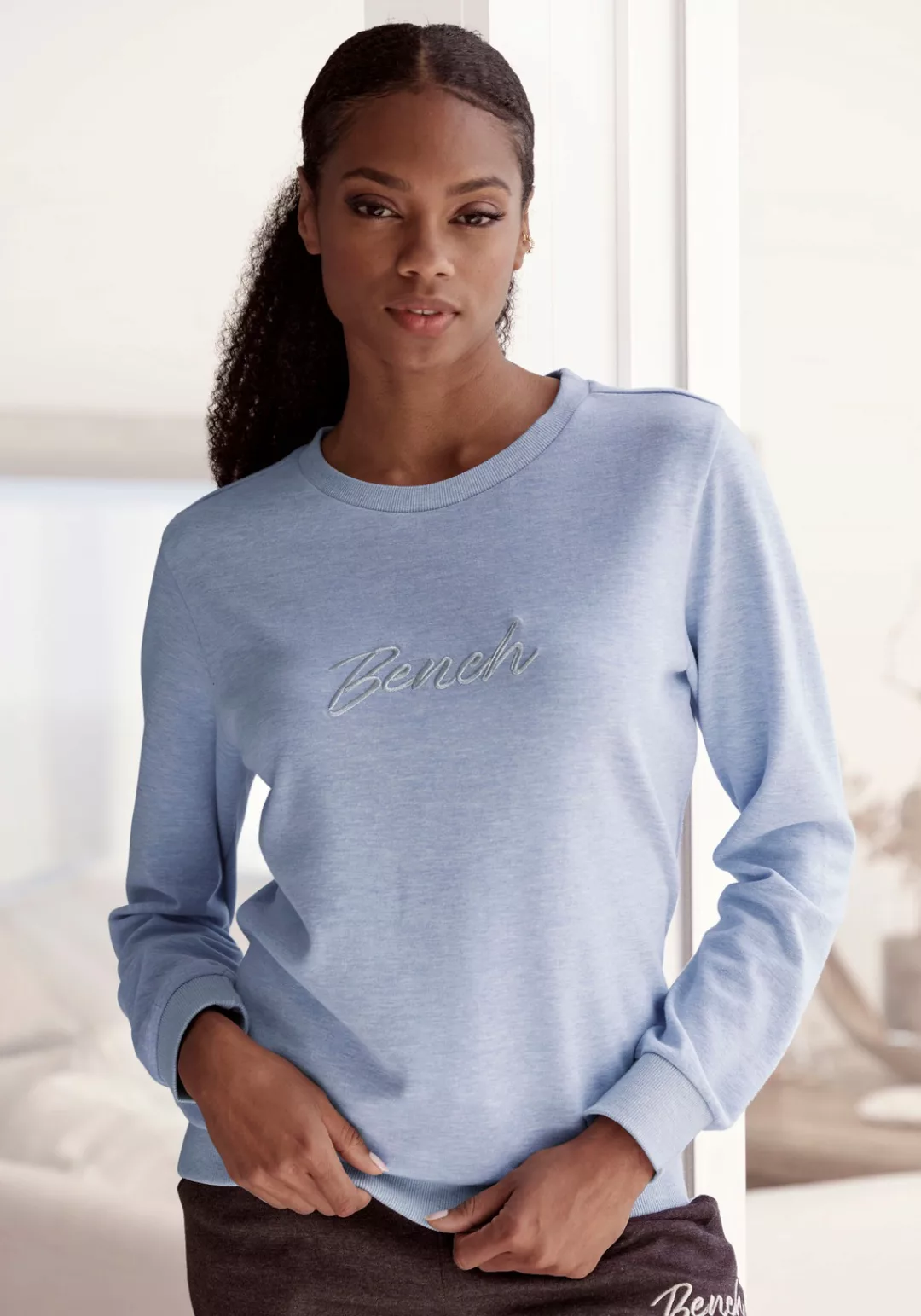 Bench. Loungewear Sweatshirt, mit glänzender Logostickerei, Loungewear günstig online kaufen