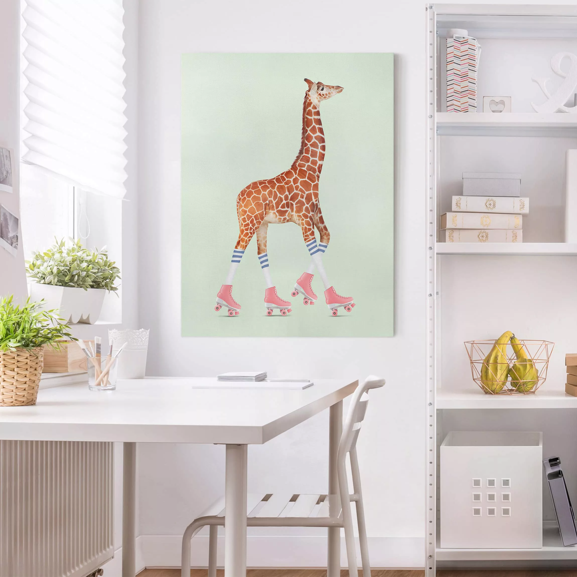 Leinwandbild Kinderzimmer - Hochformat Giraffe mit Rollschuhen günstig online kaufen