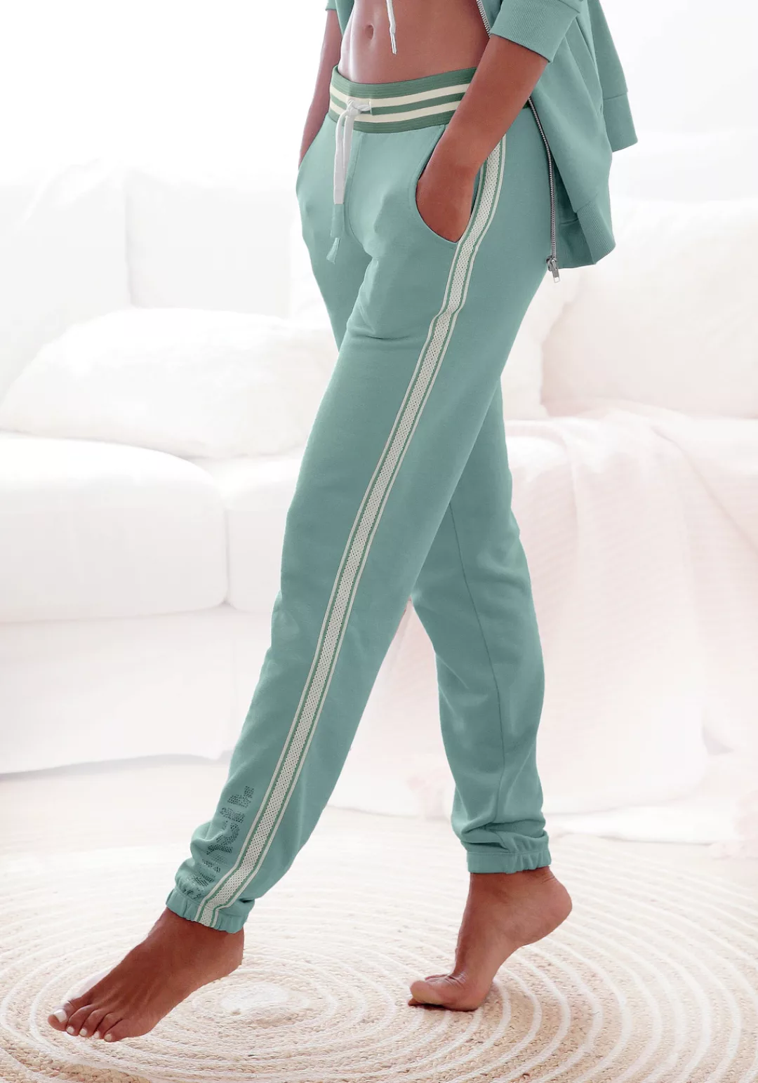 Bench. Relaxhose, mit gestreiftem Bund und Glanzprint, Loungewear, Loungean günstig online kaufen