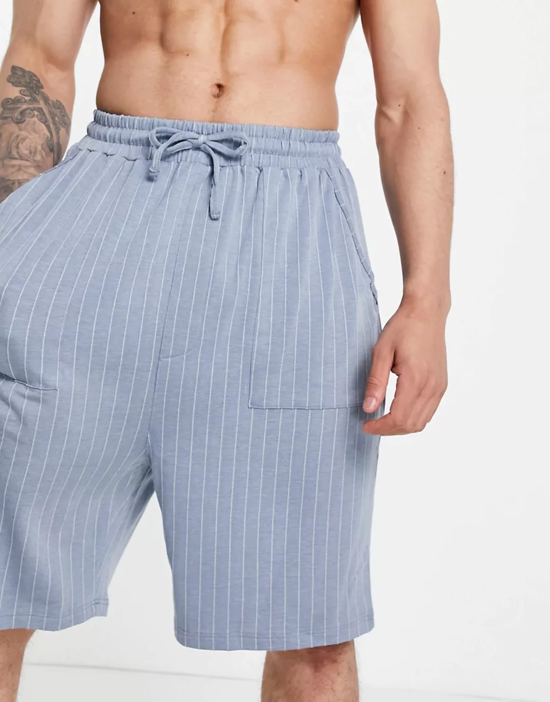 ASOS DESIGN – Gestreifte Lounge-Shorts in Blau und Weiß günstig online kaufen